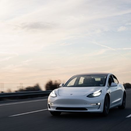 Tesla Model 3 白色