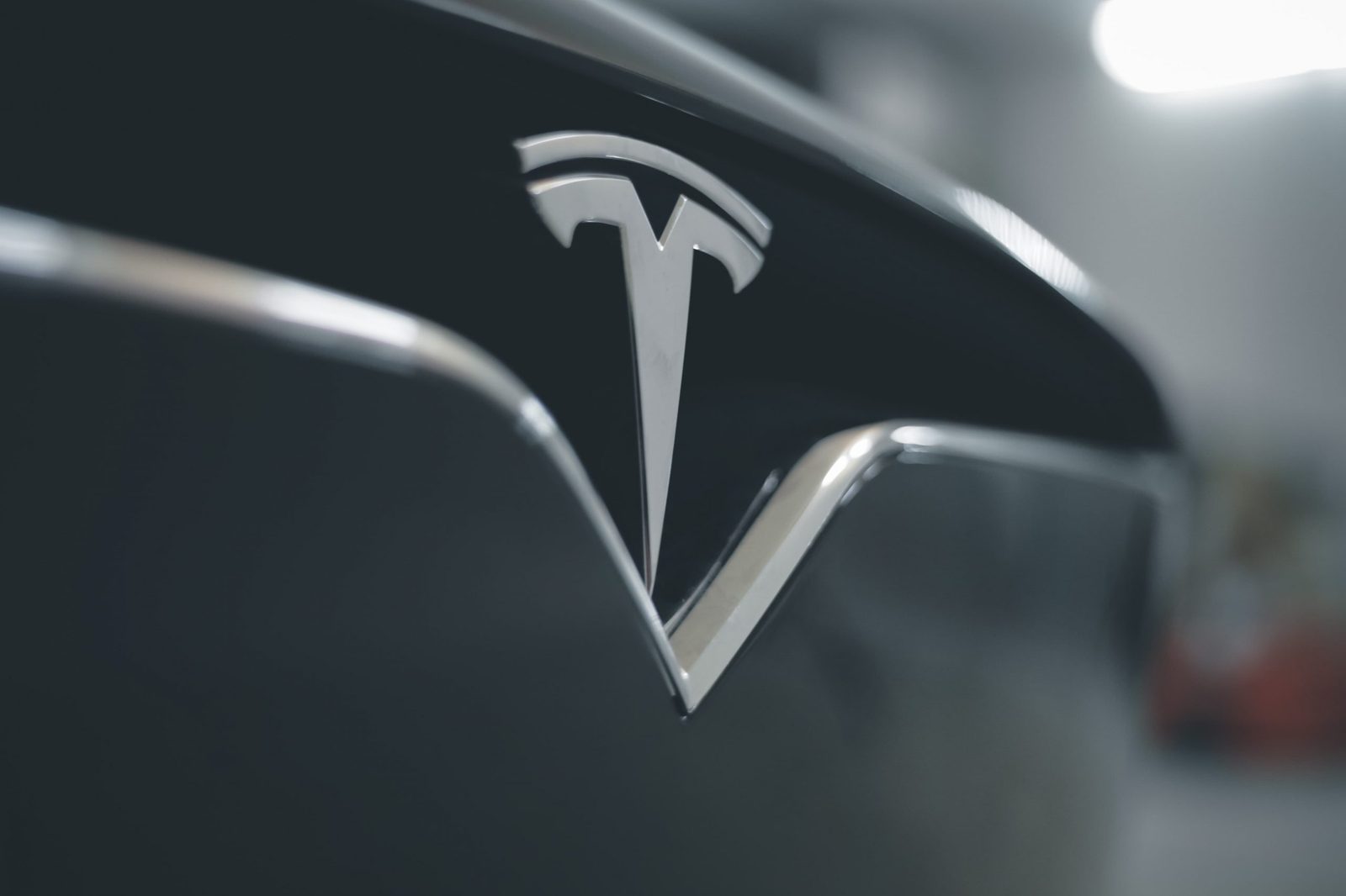 Tesla 車頭徽章